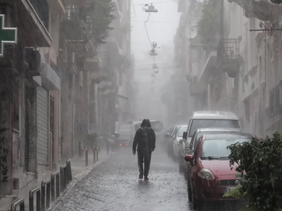 Σφοδρή βροχόπτωση στην Αττική - Πώς θα κ...