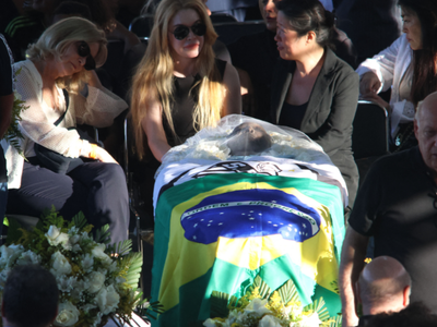 «Ζήτω ο Βασιλιάς»: Η Βραζιλία αποχαιρετά...