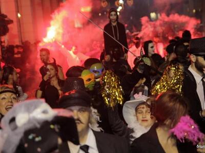 Στο βάθος καπνογόνα