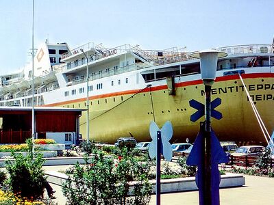 δεμένο στην νότια λεκάνη του μόλου της Α...