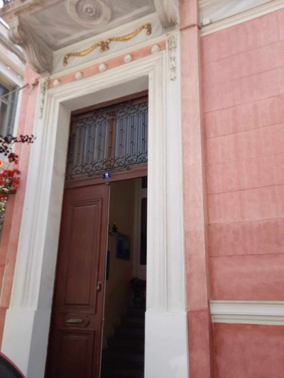 Η είσοδος στο διατηρητέο αρχοντικό