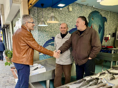 Ο Άγγελος Τσιγκρής στη γιορτινή αγορά το...