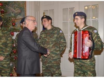 Πάτρα: Τα έψαλλαν στον Δήμαρχο στρατιώτε...