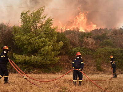 Καιρός: Θυελλώδεις άνεμοι βάζουν τη χώρα...