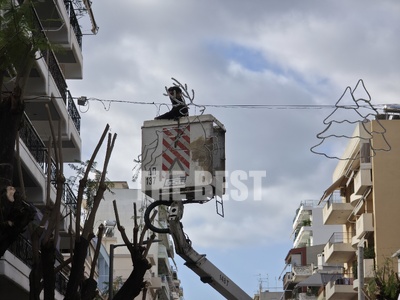 Η Πάτρα φορά τα χριστουγεννιάτικά της - ...