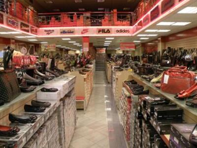 Πάτρα: Έσπασαν τη τζαμαρία του Shoeland