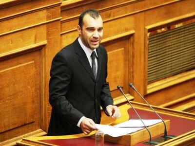 Τι γράφει στο τατουάζ του ο βουλευτής τη...