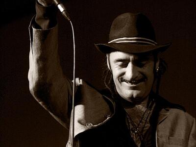 Ο ανατρεπτικός τροβαδούρος Τονίνο Καροτό...