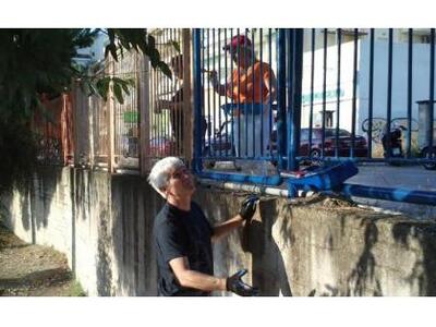 Πάτρα: Οι εθελοντές που έβαψαν τα κάγκελ...