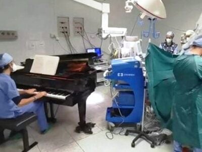 Γιατρός έπαιξε πιάνο δίπλα σε 10χρονο ασ...