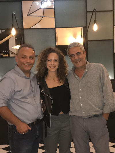 Η Έλλη Τρίγγου με τον πατέρα της (δεξιά)...
