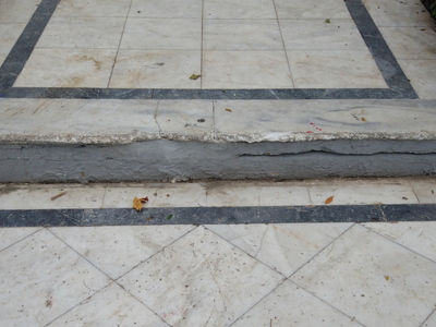 Το μαρμαρένιο πλακάκι στην «είσοδο» του αγάλματος. Κατασκευή ολίγων χρόνων μονάχα και δείχνει σαν να το βρήκαν μόλις οι αρχαιολόγοι, ύστερα από χιλιετίες που ήταν θαμμένο. Τι στην ευχή μας έκανε το μάρμαρο…