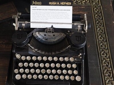 Η πρώτη γραφομηχανή του Χιου Χέφνερ πωλή...