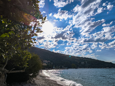 Καιρός: Μειώνονται οι δυνατοί άνεμοι στη...