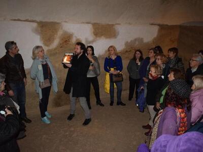 Ο αρχαιολόγος παρουσιάζει με εποπτικό υλ...