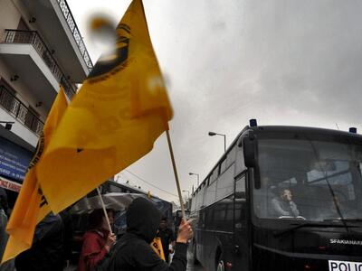 Βέροια: Έπεσαν χημικά και πέτρες έξω από...