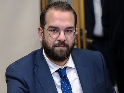 O «μουτζούρης» πάνω στα καμμένα