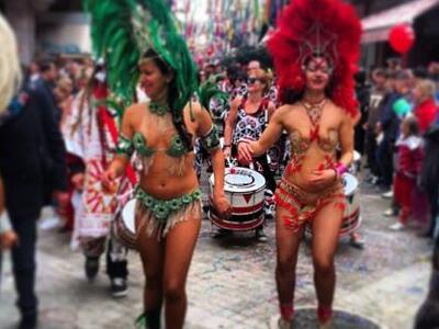 Τρεις εξωτικές Βραζιλιάνες χορεύτριες κα...