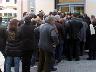 Πάλι ουρές στις Τράπεζες, από τα ξημερώματα