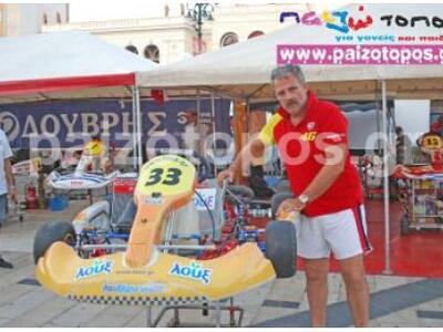 Ο Πασχάλης Τσαρούχας με κάρτ στην πλ. Γε...