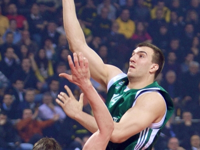 Κορωνοϊός: Παλεύει να κρατηθεί στη ζωή ο...