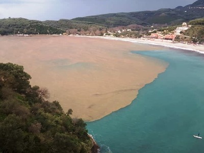 Άλλαξε χρώμα η θάλασσα στον Βάλτο της Πάργας- ΦΩΤΟ
