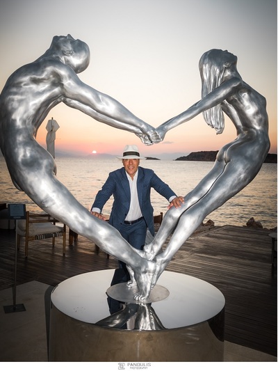 O γλύπτης σε αναμνηστικό στιγμιότυπο