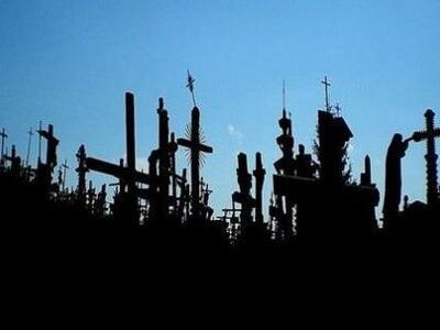 Μυστήριο με χιλιάδες σταυρούς καλύπτει.....