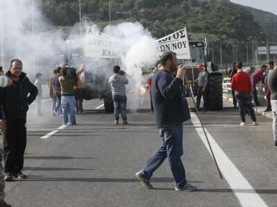 Ένταση στο μπλόκο του Μπράλου- Αγανακτισ...