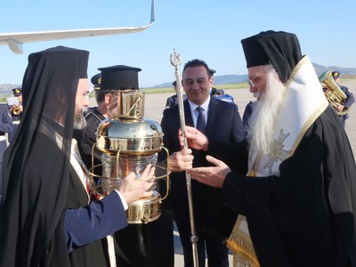 Άγιο Φως: Έφθασε στην Αθήνα -Φυλάσσεται ...