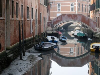 «Στέρεψαν» τα κανάλια της Βενετίας - Πού...