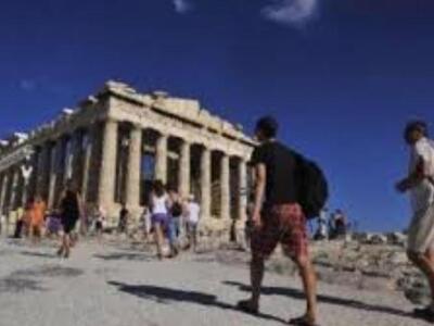 Μαζική «απόβαση» τουριστών στην Ελλάδα μ...