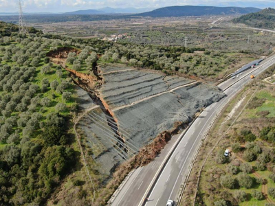 Κατολίσθηση στην Ιόνια Οδό: Πιάνουν δουλ...
