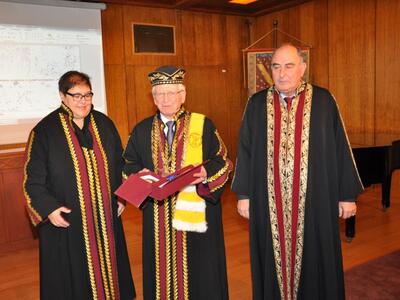  Η νέα πρύτανις (αριστερά) Βενετσάνα Κυρ...