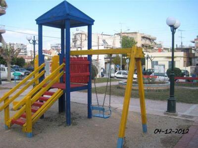 (Φωτο 2) Η παιδική χαρά μετά την παρέμβα...