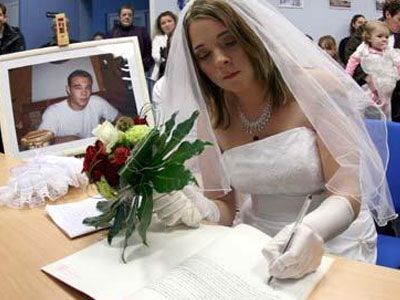 Παντρεύτηκε τον νεκρό... αγαπημένο της