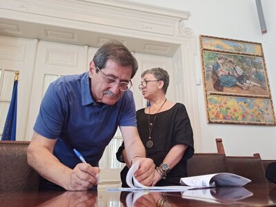 Ο Δήμαρχος Πατρέων υπέγραψε τη σύμβαση γ...