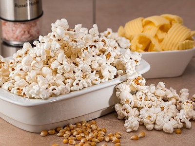 «Μένουμε σπίτι» με ...πασατέμπο και ποπ-...