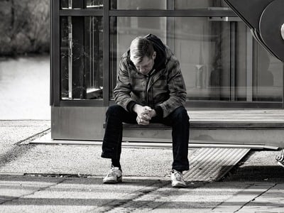 Κατάθλιψη: 7 σιωπηλά σημάδια ότι κάποιος...