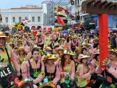 Πάτρα: Βροχερό τριήμερο Καρναβαλιού και ...