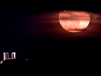 Η Ροζ υπερπανσέληνος στον ουρανό