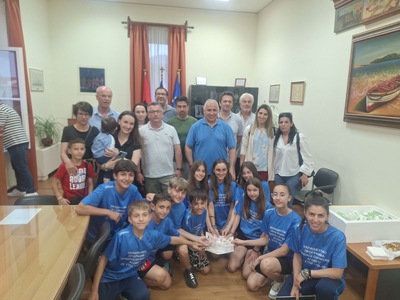 Αιγιάλεια: Στο Δημαρχείο οι 10 μαθητές α...