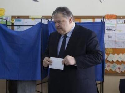 Έπεσε η κουρτίνα του παραβάν ενώ ψήφιζε ...