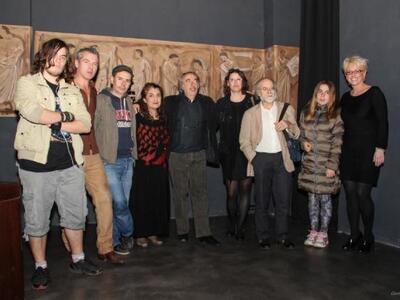 Οι συντελεστές της παράστασης με την οικ...