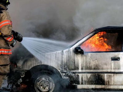 Πάτρα: Φωτιά σε σταθμευμένο ΙΧ τα ξημερώματα