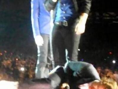 Τραγουδιστής σφαδάζει από τον πόνο γιατί...