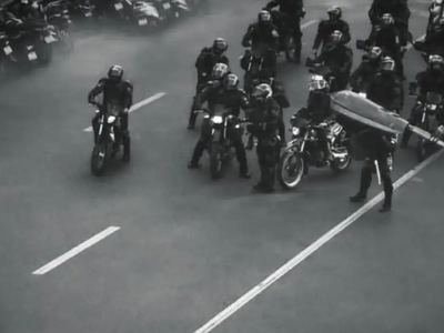 Ένας διαδηλωτής στο Ιράν απέναντι στις α...