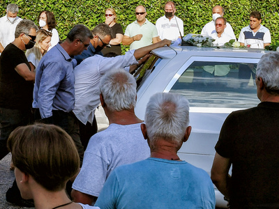 Ανείπωτος πόνος στην κηδεία της Γαρυφαλλιάς -Την αποχαιρέτησαν με λευκές μπομπονιέρες και μπαλόνια