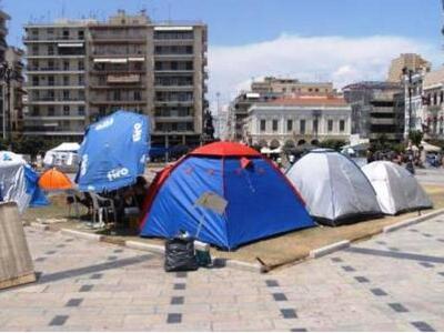 Πάτρα: O Δήμαρχος πήγε στους Αγανακτισμέ...