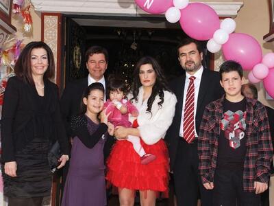 Η νεοφώτιστη με τους γονείς της, τη νονά...